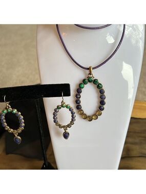 VINTAGE COLORED SEMIPRECIOUS STONES Matching pendent and earring set